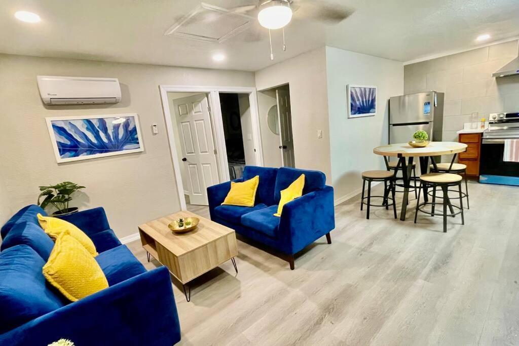 Apartment C, Restful,cozy, Close Sunland Park Mall *