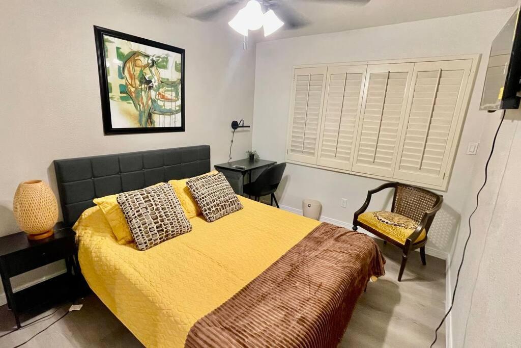 Apartment C, Restful,cozy, Close Sunland Park Mall *