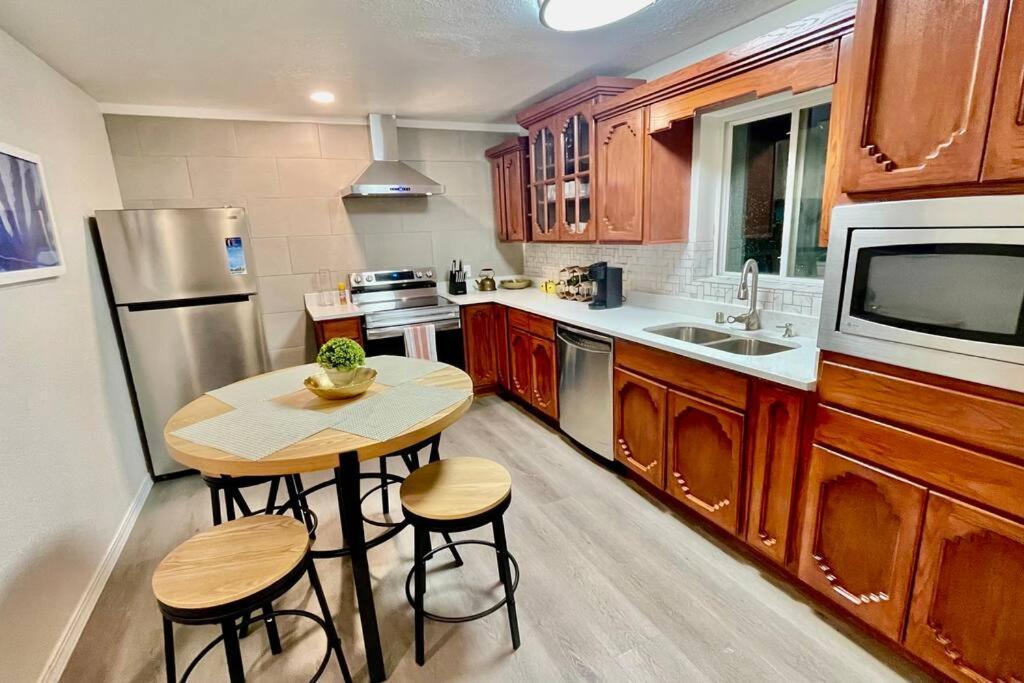 Apartment C, Restful,cozy, Close Sunland Park Mall