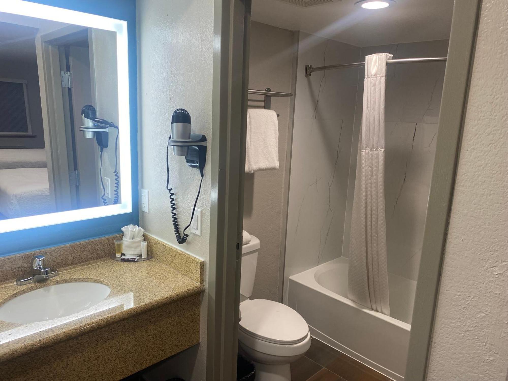 Hotel Days By Wyndham West