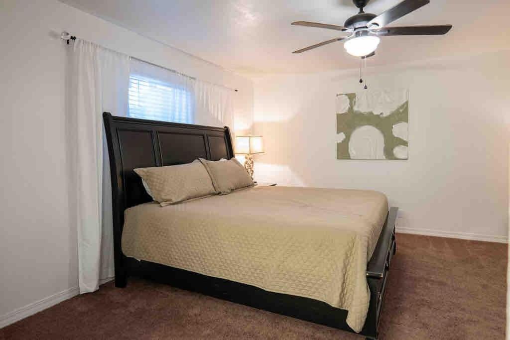 Casa de férias Ranch Glam Townhome With Indoor Fireplace *