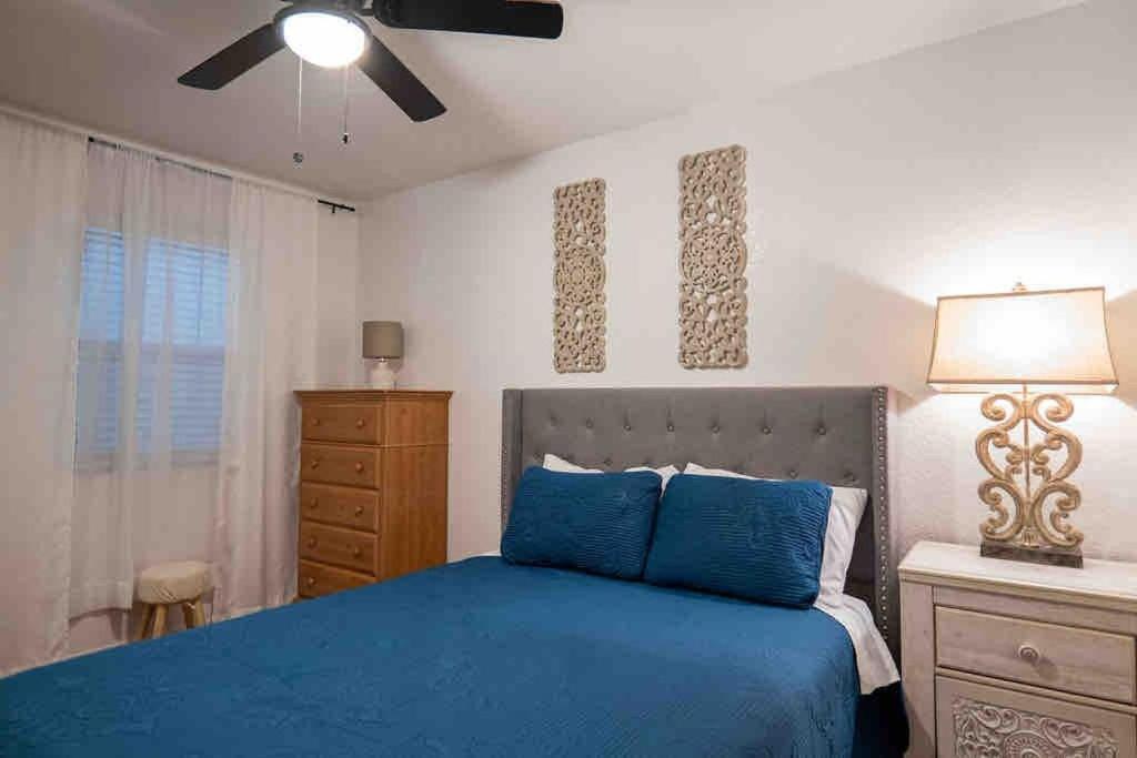 Casa de férias Ranch Glam Townhome With Indoor Fireplace