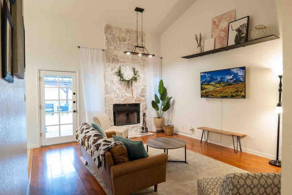 Casa de férias Ranch Glam Townhome With Indoor Fireplace *