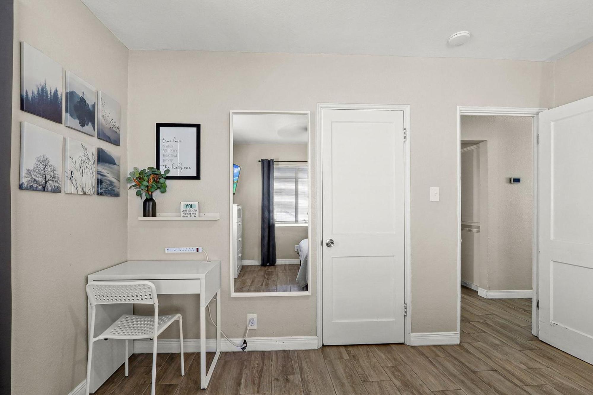 Renovated Stay, Parking, Near Dt & Airport Holiday home