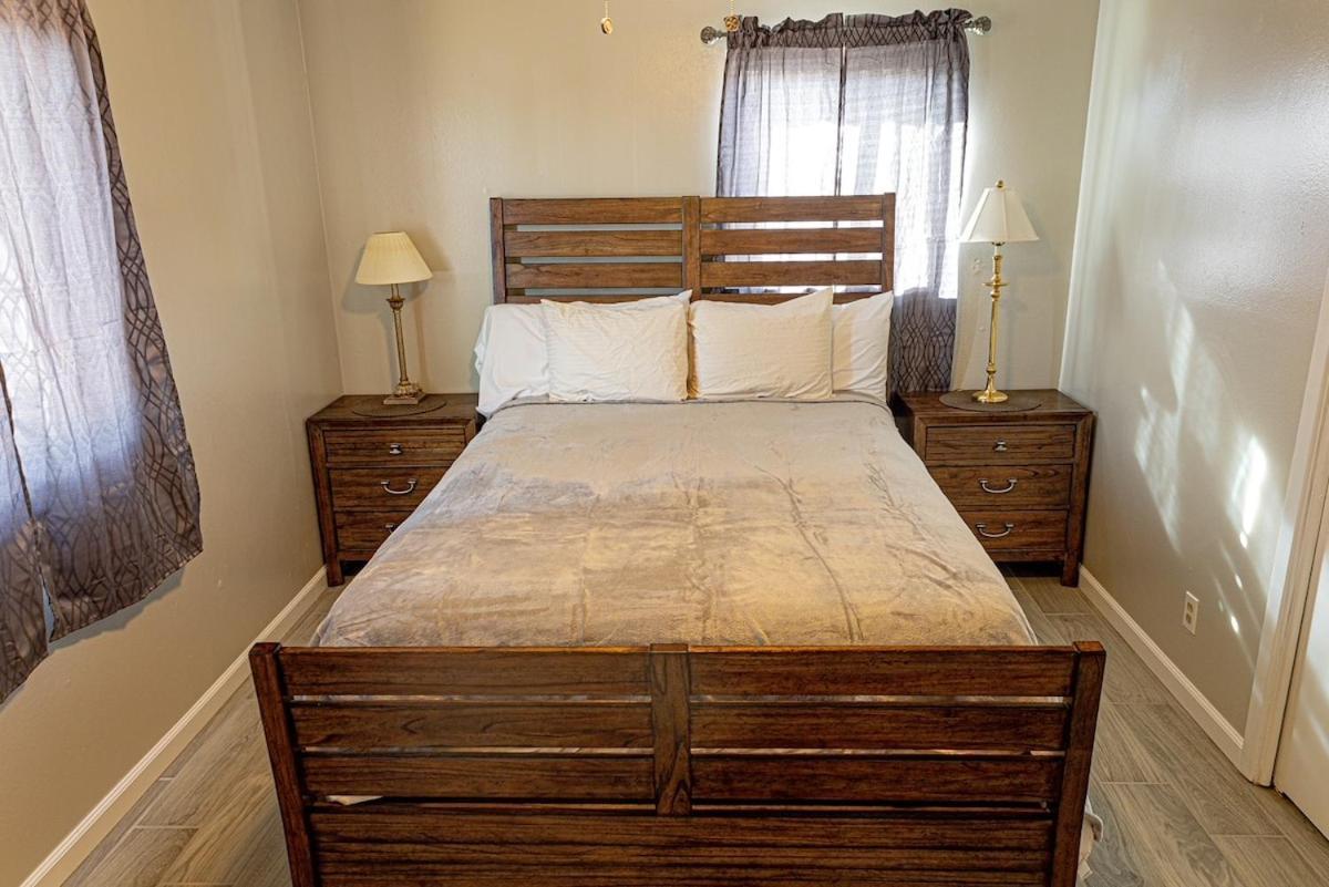 Mid-century, Traditional Near Airport Ferienhaus El Paso