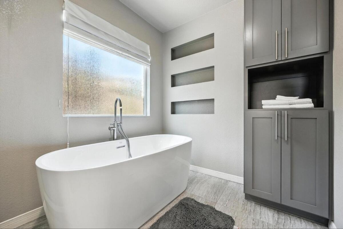 4 Bed 3 And Half Baths With Heated Pool *
