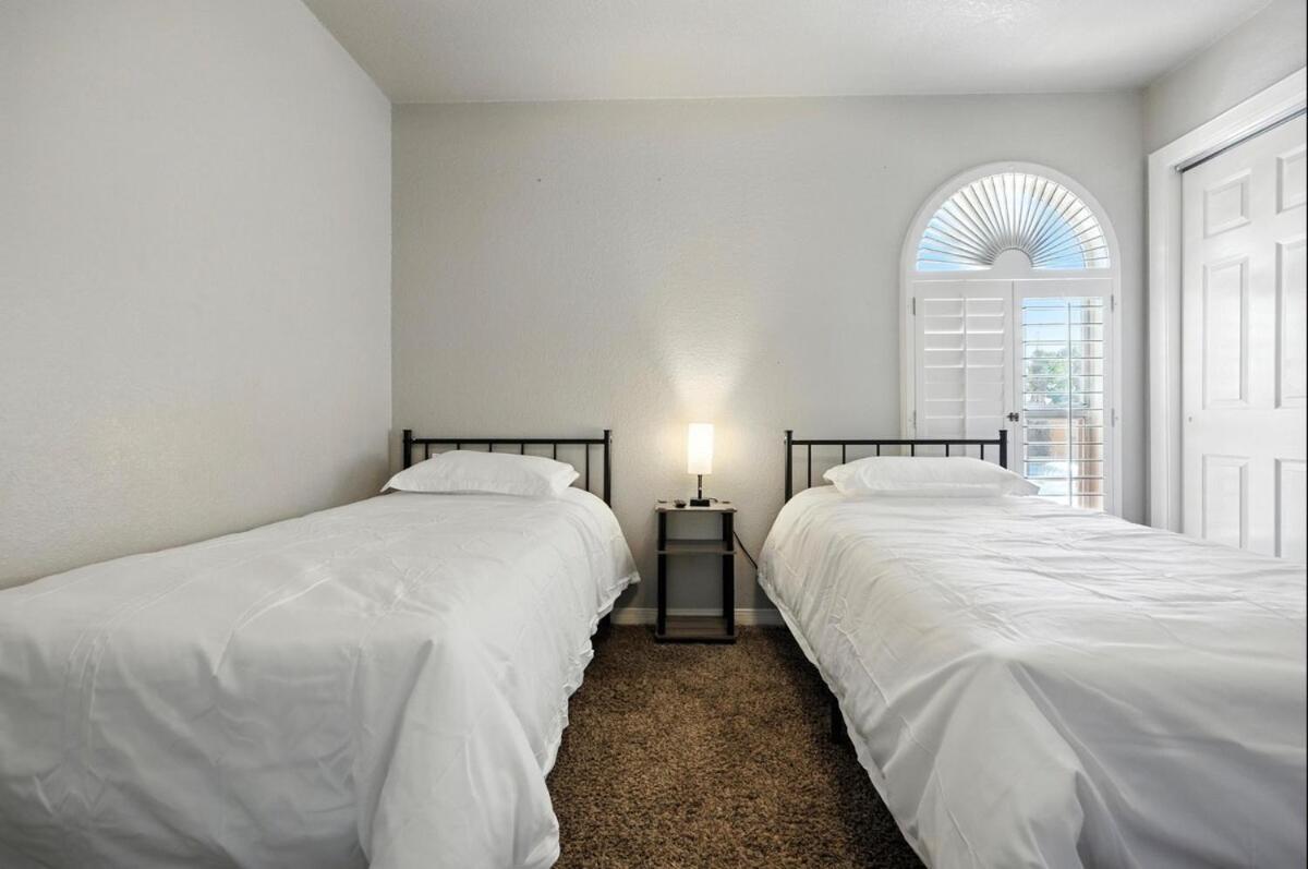 4 Bed 3 And Half Baths With Heated Pool *