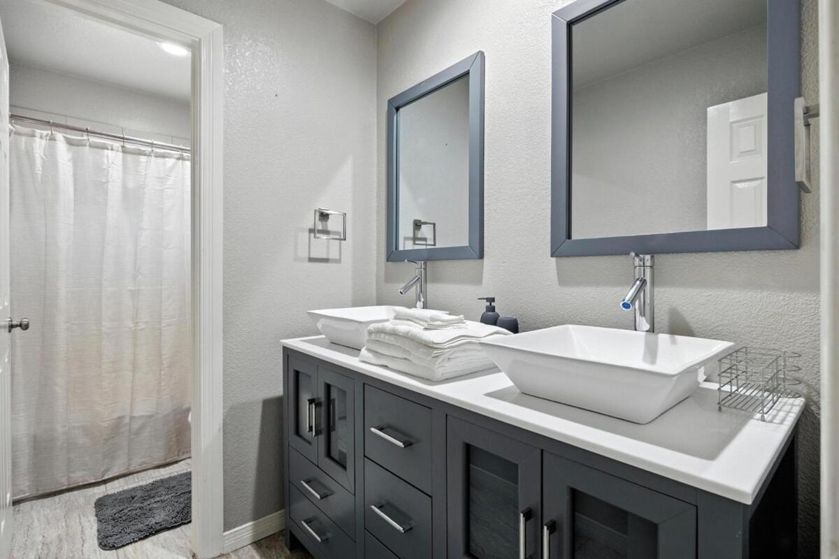 4 Bed 3 And Half Baths With Heated Pool *