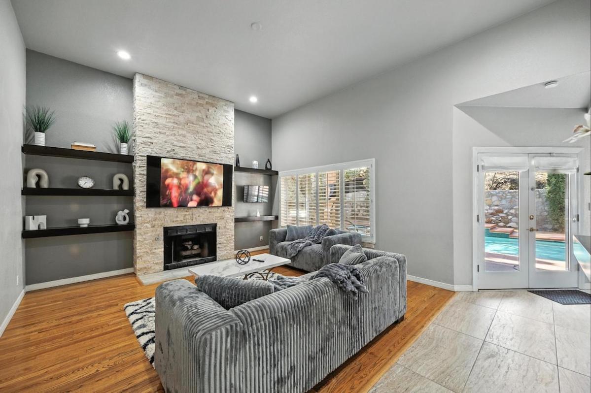 4 Bed 3 And Half Baths With Heated Pool El Paso