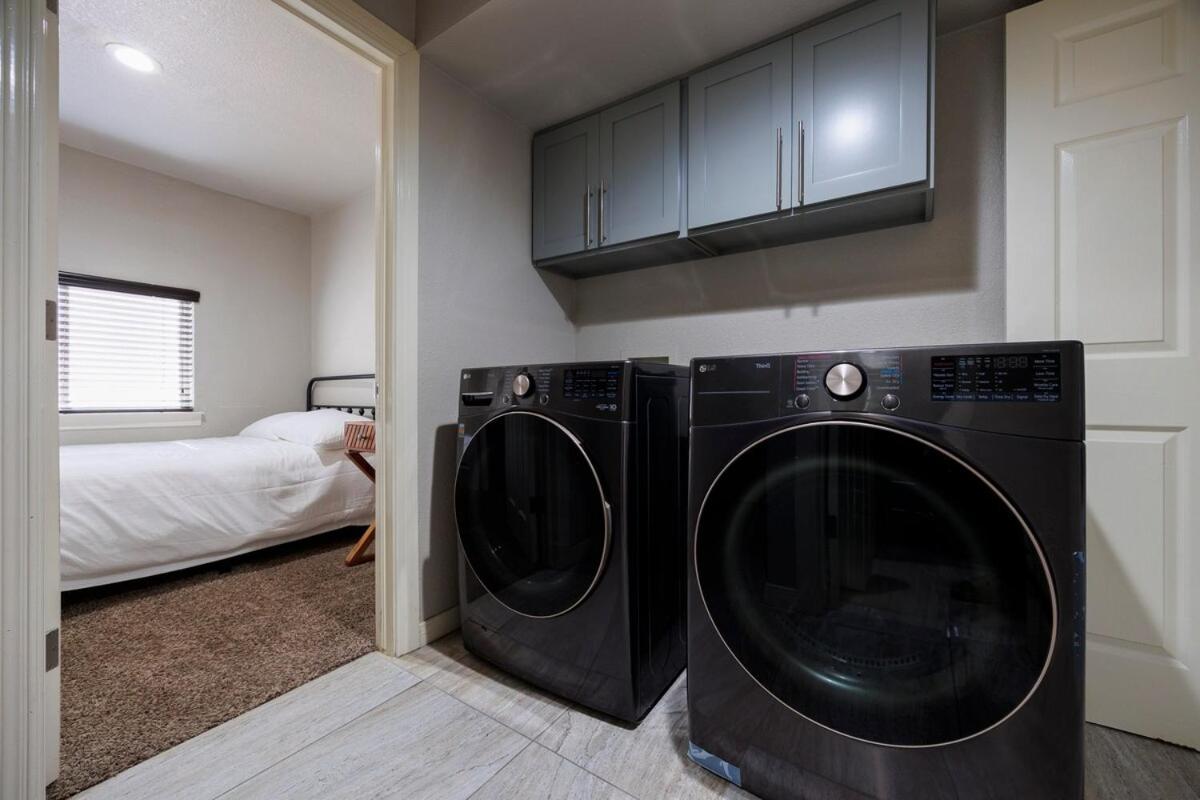 4 Bed 3 And Half Baths With Heated Pool