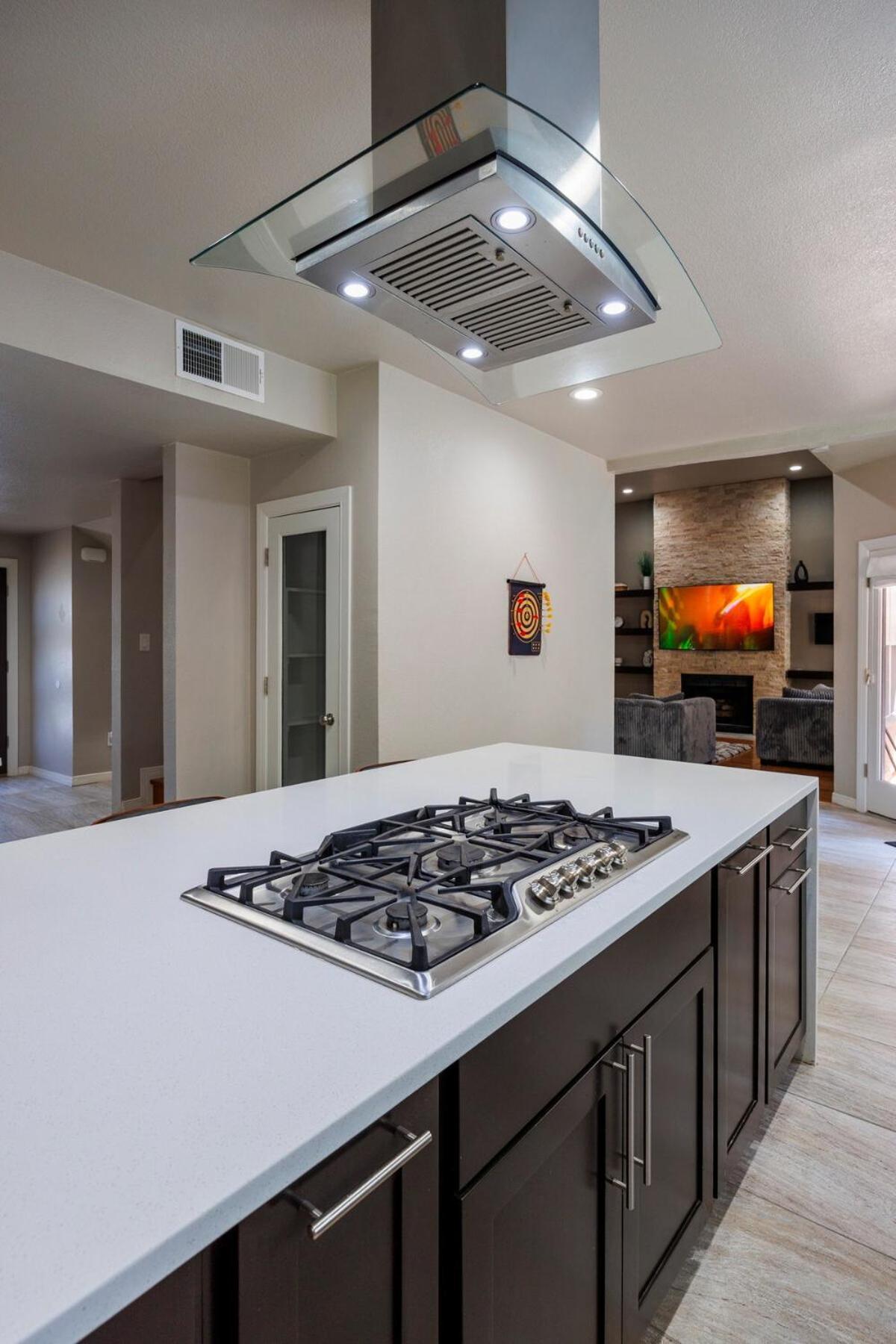 4 Bed 3 And Half Baths With Heated Pool *