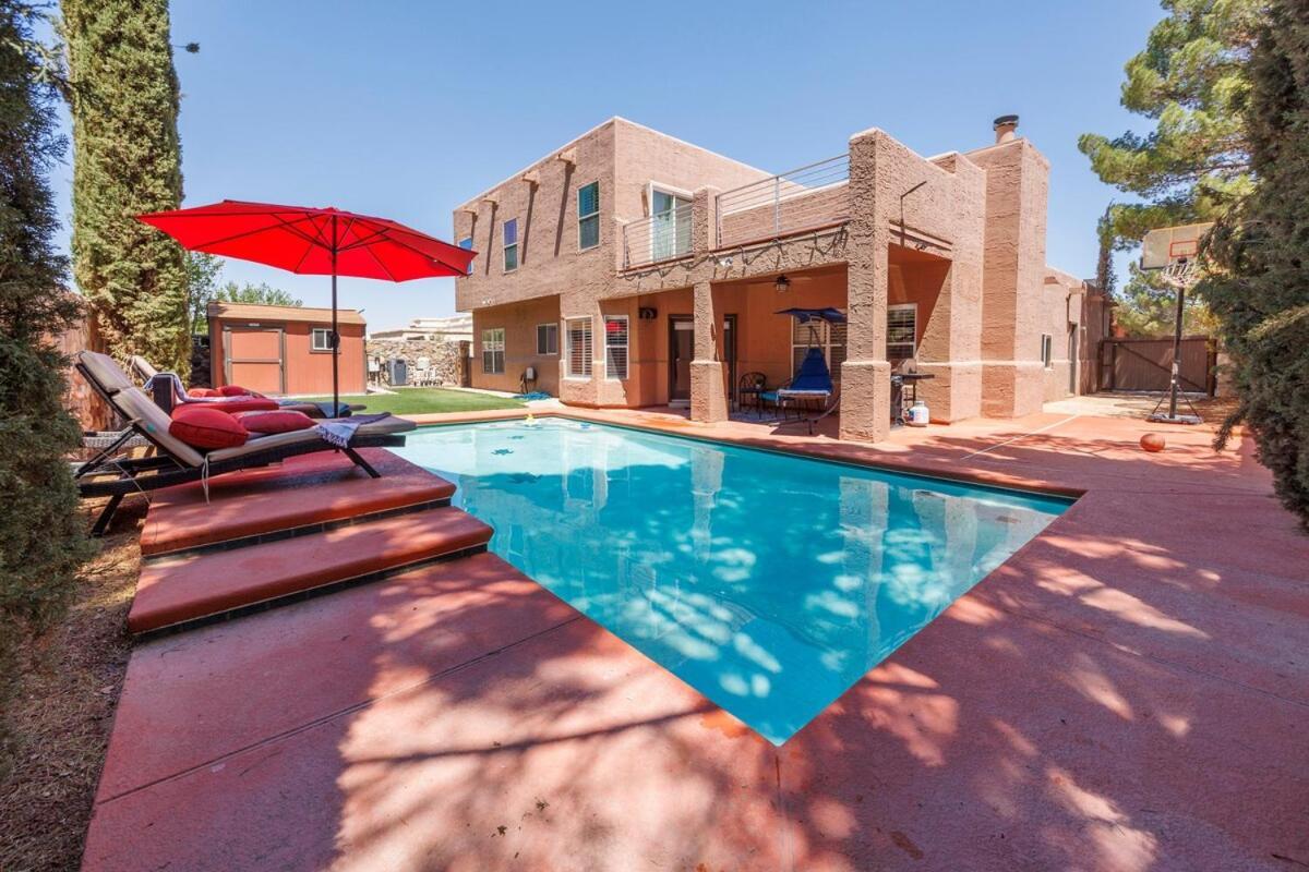 4 Bed 3 And Half Baths With Heated Pool