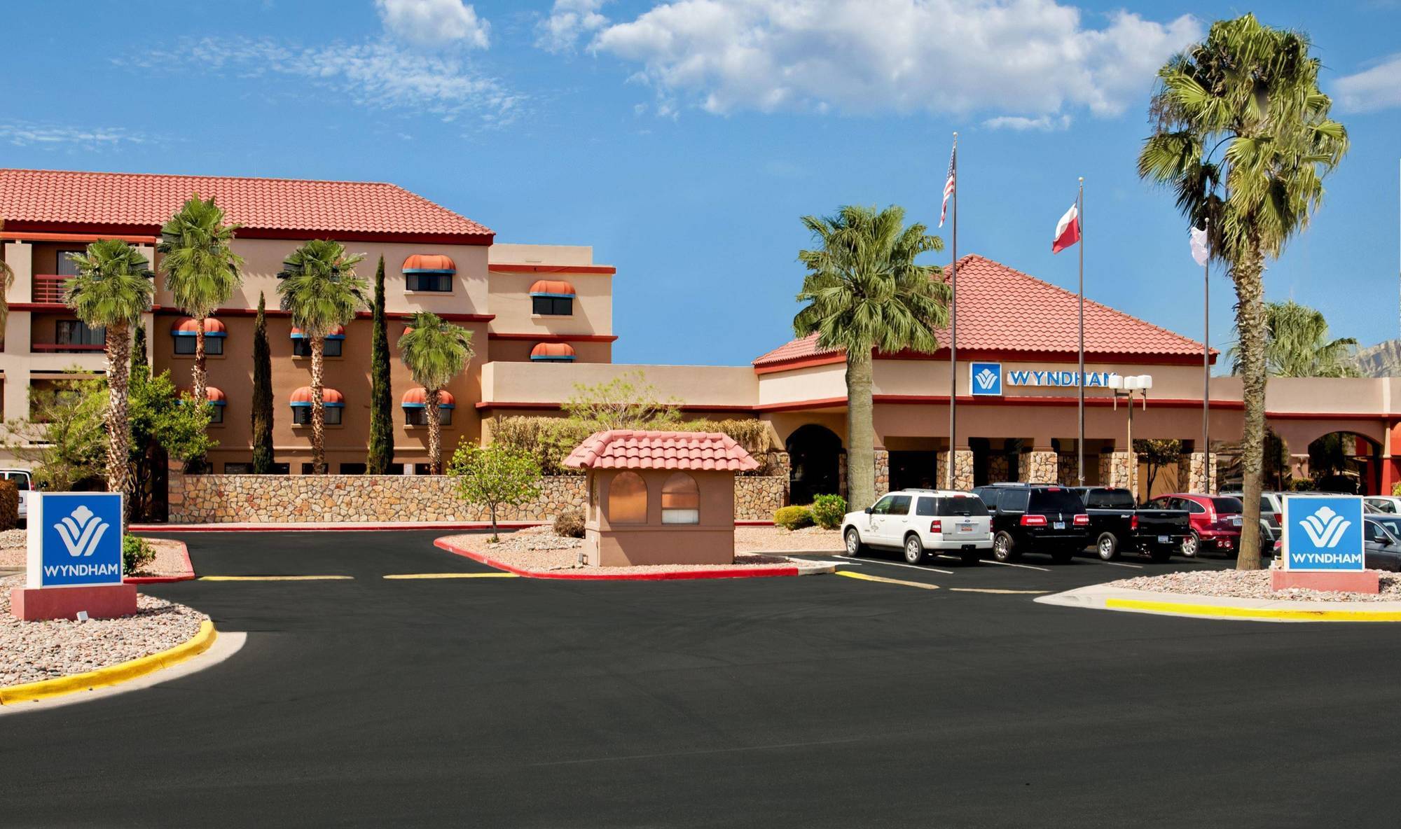 Wyndham Airport And Water Park 3*