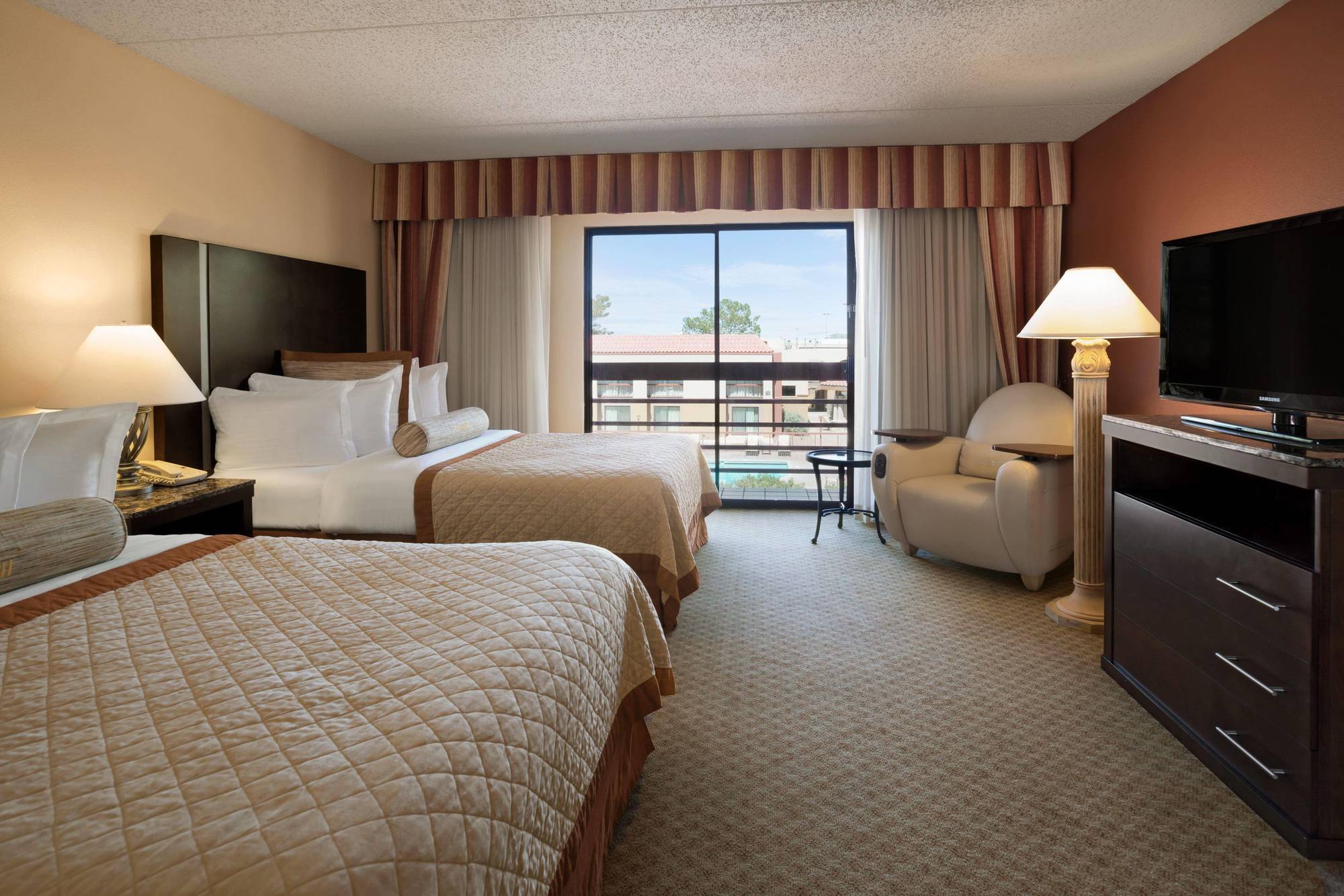 Wyndham Airport And Water Park Hotel 3*