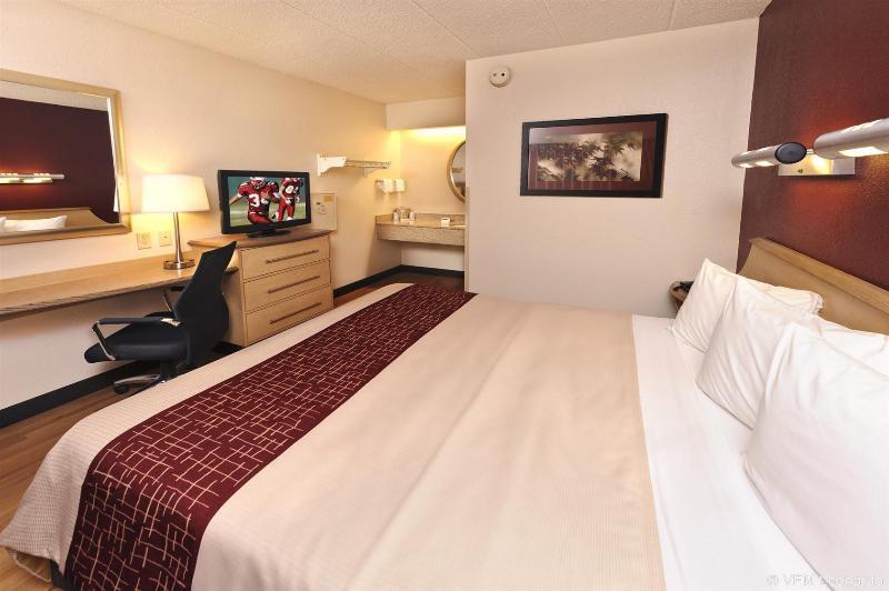 Red Roof Plus+ East Hotel 3*